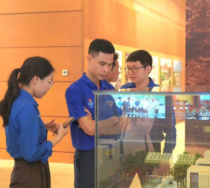 Đoàn viên thanh niên VIMC tham quan khu vực trưng bày tại Bảo tàng Quốc hội Việt Nam