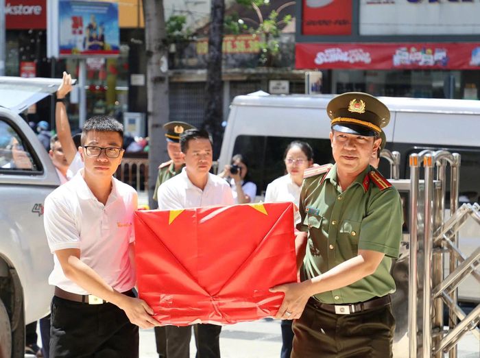 Công an TP. Hồ Chí Minh phối hợp Bộ Tư lệnh TP. Hồ Chí Minh và nhóm TeamLee phục dựng hơn 150 di ảnh liệt sĩ. Ảnh: Công an TP. Hồ Chí Minh