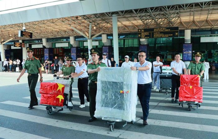 Công an TP. Hồ Chí Minh tiếp nhận di ảnh liệt sĩ tại sân bay Tân Sơn Nhất. Ảnh: Công an TP. Hồ Chí Minh