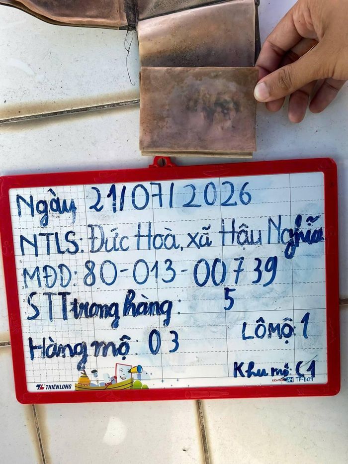 Tấm ảnh được phát hiện trong ngôi mộ tại Nghĩa trang liệt sĩ Đức Hòa