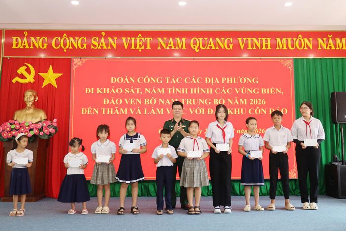 Đoàn công tác tặng quà cho các cháu học sinh tại Côn Đảo
