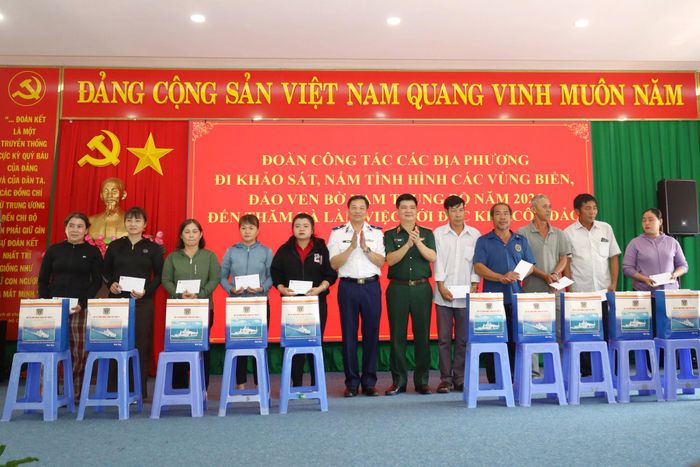 Đoàn công tác tặng quà cho gia đình chính sách tại Côn Đảo