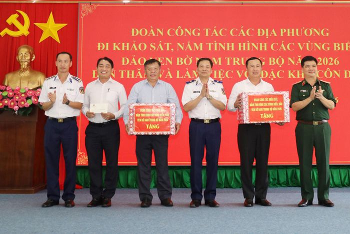 Đoàn công tác tặng quà cho cấp ủy, chính quyền đặc khu Côn Đảo