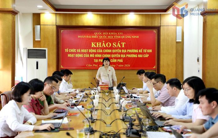 Phó trưởng Đoàn ĐBQH tỉnh Quảng Ninh Nguyễn Thị Thu Hà phát biểu tại buổi làm việc với phường Cẩm Phả