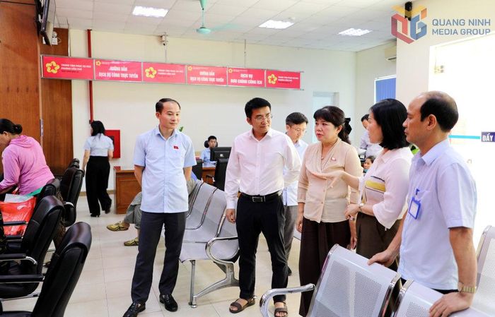 Đoàn ĐBQH tỉnh Quảng Ninh khảo sát công tác tiếp nhận, giải quyết TTHC tại Trung tâm Phục vụ hành chính công phường Cẩm Phả