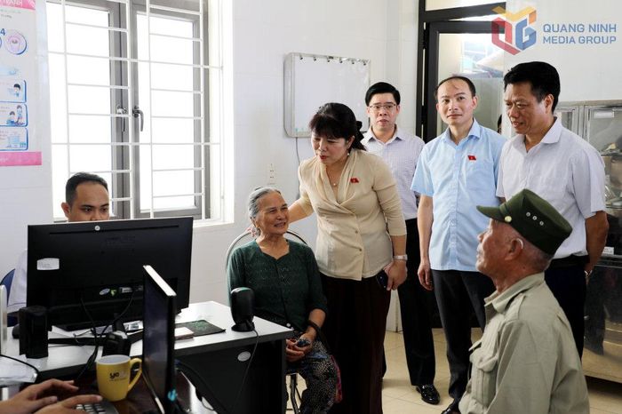 Đoàn ĐBQH tỉnh Quảng Ninh khảo sát công tác thăm khám sức khỏe ban đầu cho nhân dân tại Trạm Y tế phường Hiệp Hòa