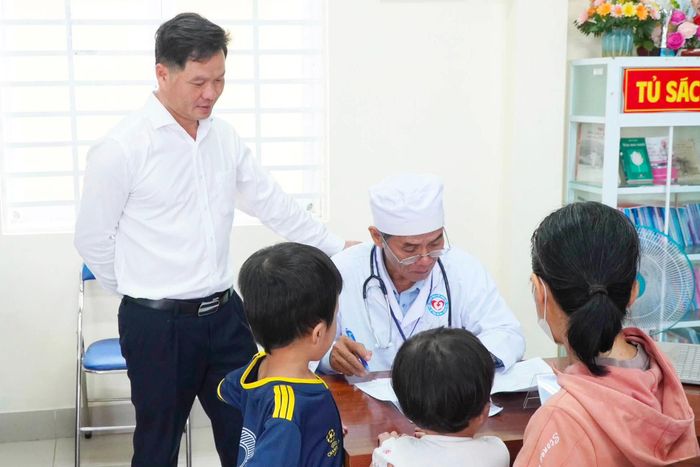 Bí thư Đảng ủy, Chủ tịch HĐND xã Châu Đức Lê Thanh Liêm trực tiếp kiểm tra công tác chăm sóc sức khỏe cho trẻ em trên địa bàn