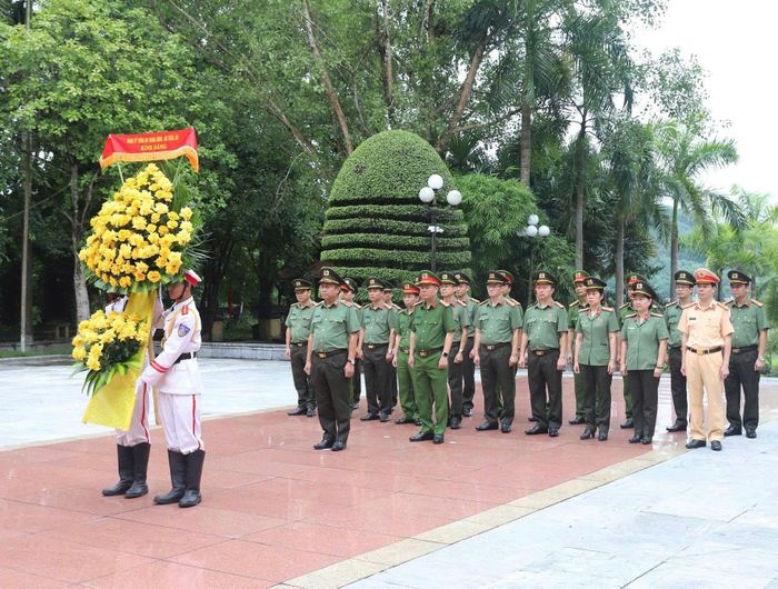 Đoàn đại biểu dâng hoa tại Khu Di tích lịch sử Công an nhân dân.