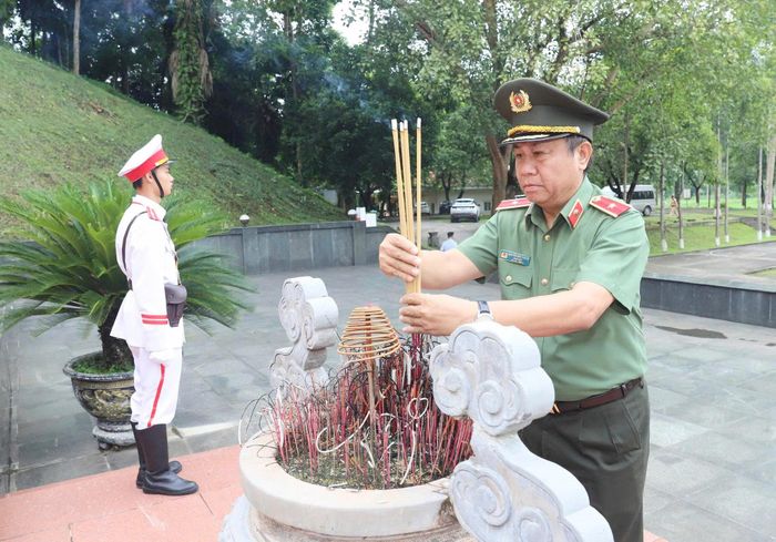 Đoàn đại biểu Đảng ủy Công an Trung ương, Bộ Công an dâng hương tưởng niệm Chủ tịch Hồ Chí Minh và các Anh hùng liệt sĩ Công an nhân dân tại Khu Di tích lịch sử Công an nhân dân.