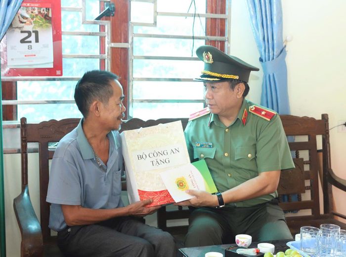 Thừa ủy quyền, Giám đốc Công an tỉnh Tuyên Quang Thiếu tướng Nguyễn Đức Thuận tặng quà của Đảng ủy Công an Trung ương, Bộ Công an tới các gia đình chính sách, người có công với cách mạng.