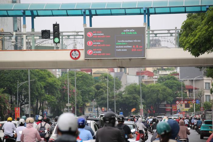 Các thông tin bao gồm chỉ dẫn hướng đi, mật độ giao thông, khoảng cách tuyến đường