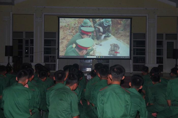 Đợt chiếu phim lưu động kéo dài từ ngày 20 đến 31/7 nhằm phục vụ cán bộ, chiến sĩ và nhân dân. Ảnh: Q.A