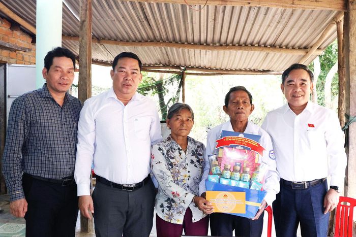 Đoàn đến thăm, tặng quà cho gia đình ông Cao Hòa (xã Nam Khánh Vĩnh).