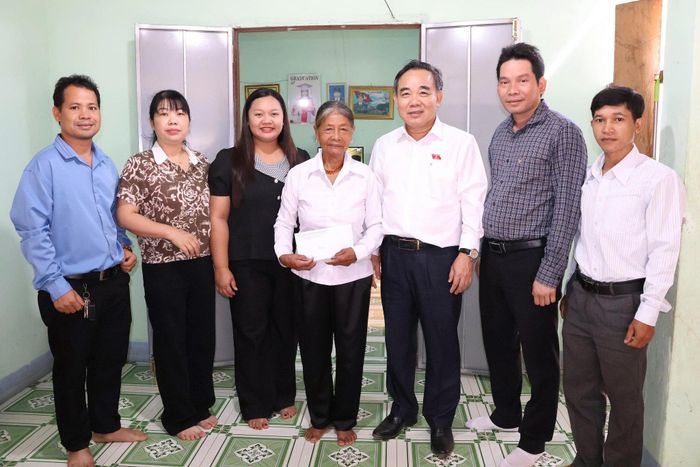 Đoàn đến thăm, tặng quà cho gia đình ông Cao Hòa (xã Nam Khánh Vĩnh).