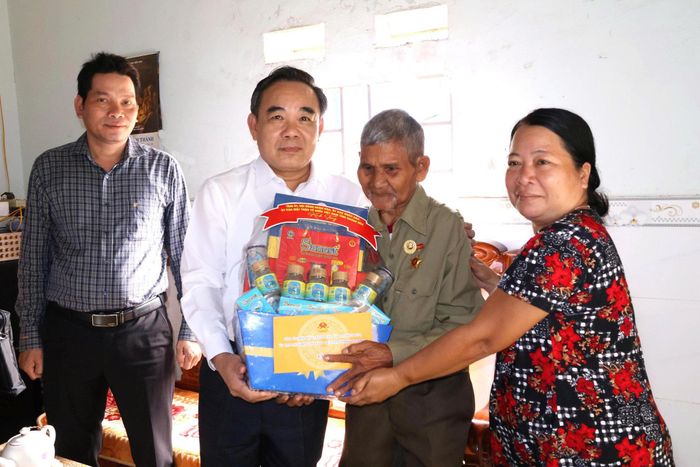Đoàn tặng quà cho gia đình ông Cao Bốn (xã Nam Khánh Vĩnh).