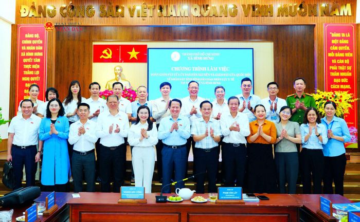 Đoàn giám sát của Ủy ban Dân nguyện và Giám sát và lãnh đạo UBND xã Bình Hưng, TP. Hồ Chí Minh. Ảnh: Hoa Lê