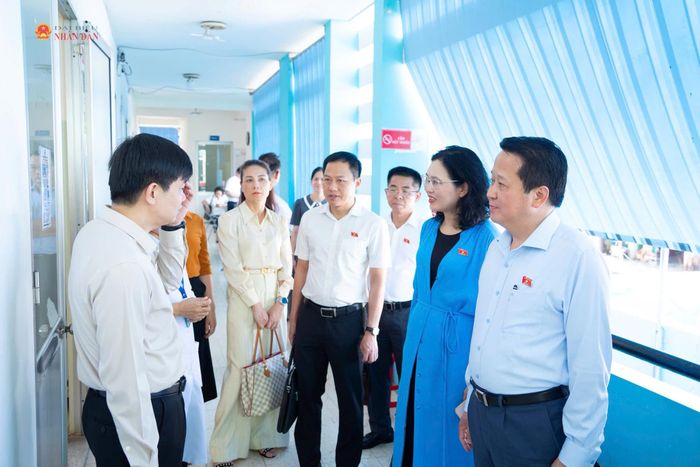 Đoàn giám sát khảo sát thực tế tại Trạm Y tế xã Bình Hưng. Ảnh: Hoa Lê