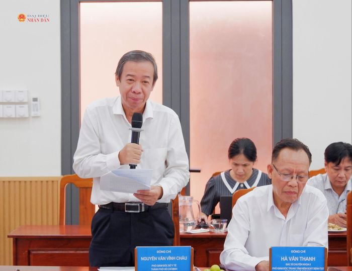 Phó Giám đốc Sở Y tế TP. Hồ Chí Minh Nguyễn Văn Vĩnh Châu báo cáo tại cuộc làm việc. Ảnh: Hoa Lê