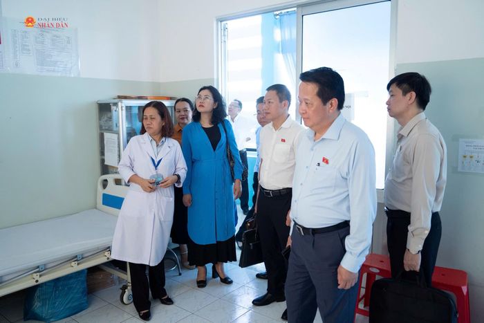 Đoàn giám sát khảo sát thực tế tại Trạm Y tế xã Bình Hưng. Ảnh: Hoa Lê