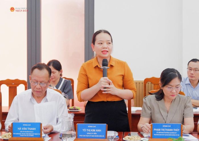 Phó Chủ tịch UBND xã Bình Hưng Tô Thị Kim Anh báo cáo tại cuộc làm việc. Ảnh: Hoa Lê