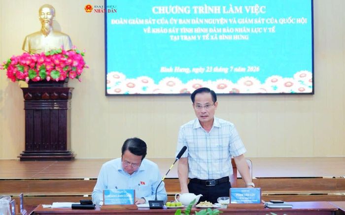 Bí thư Đảng ủy, Chủ tịch HĐND xã Bình Hưng Phạm Văn Lũy phát biểu. Ảnh: Hoa Lê