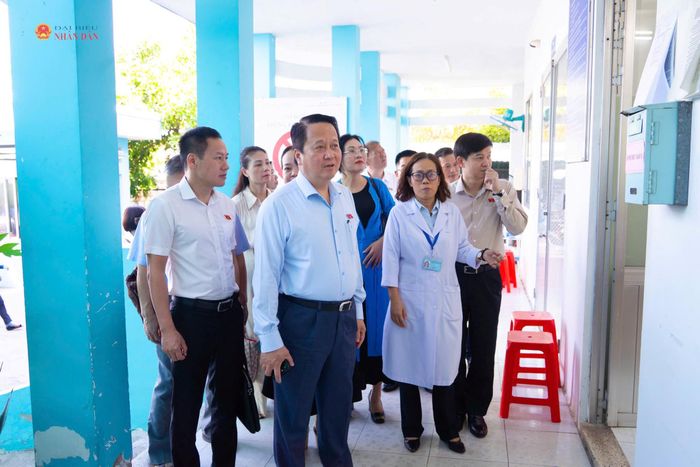 Đoàn giám sát khảo sát thực tế tại Trạm Y tế xã Bình Hưng. Ảnh: Hoa Lê