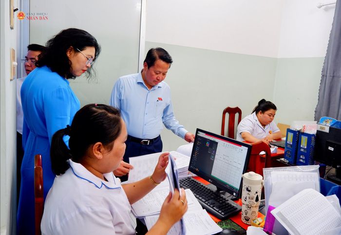 Đoàn giám sát khảo sát thực tế tại Trạm Y tế xã Bình Hưng. Ảnh: Hoa Lê