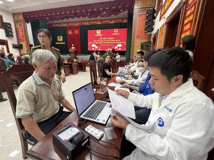 Thân nhân liệt sĩ thực hiện các quy trình thu nhận mẫu ADN. Ảnh: Minh Phương