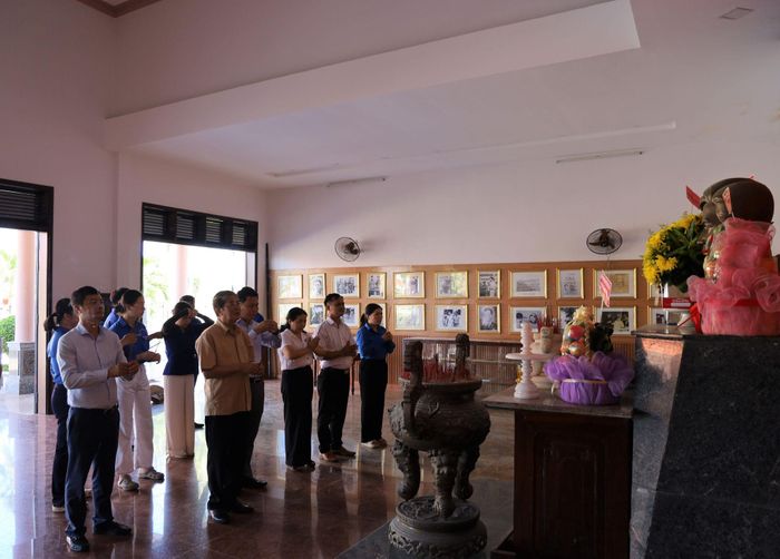 Đoàn đến dâng hương tại Nhà lưu niệm Anh hùng Nguyễn Văn Trỗi.