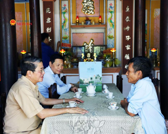 Đoàn công tác đến thăm gia đình chính sách.