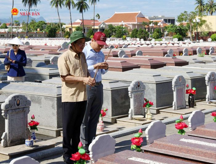 Nguyên Phó Chủ tịch Quốc hội Nguyễn Đức Hải thắp hương tưởng nhớ các Anh hùng liệt sĩ