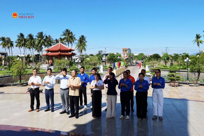 Nguyên Phó Chủ tịch Quốc hội Nguyễn Đức Hải cùng đoàn công tác dâng hương tại nghĩa trang liệt sĩ Điện Bàn.