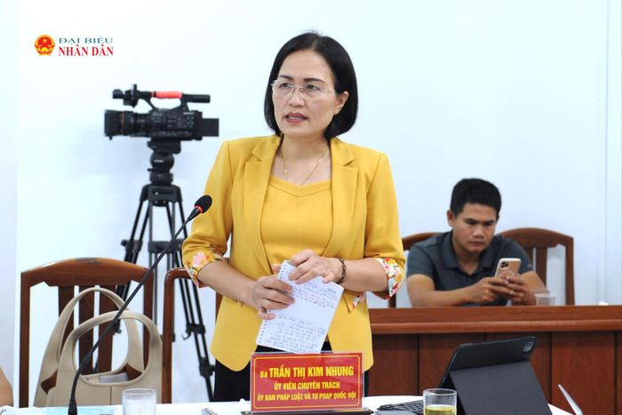 ĐBQH hoạt động chuyên trách tại Ủy ban Pháp luật và Tư pháp Trần Thị Kim Nhung phát biểu