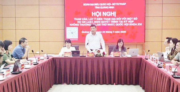 Phó Chủ tịch HĐND tỉnh Quảng Ninh Nghiêm Xuân Cường phát biểu tại hội nghị.