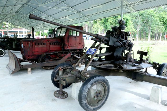 Chiếc xe ủi và những khẩu pháo phòng không trưng bày tại Khu di tích Ngã ba Đồng Lộc