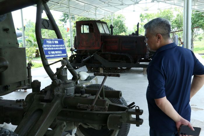 Du khách tìm hiểu về những chứng tích chiến tranh, càng khâm phục hơn ý chí chiến đấu kiên cường, anh dũng và trí tuệ của quân và dân ta