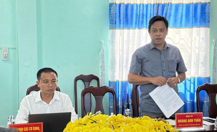 Lãnh đạo UBND xã Hòa Xuân báo cáo với Đoàn Khảo sát. Ảnh: T.T