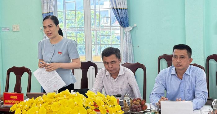 Thành viên đoàn khảo sát trao đổi, làm rõ một số khó khăn, vướng mắc địa phương đang gặp phải. Ảnh: T.T
