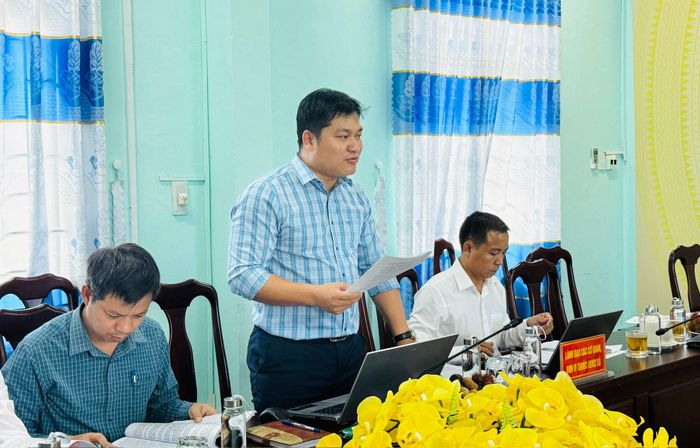 Đại diện phòng, ban chuyên môn của UBND xã Hòa Xuân trao đổi một số vướng mắc đến Đoàn khảo sát. Ảnh: T.T