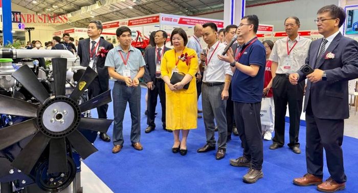 Chủ tịch Liên minh HTX Việt Nam Cao Xuân Thu Vân khảo sát các máy nông nghiệp trưng bày tại triển lãm CIAME Asia Vietnam 2026.