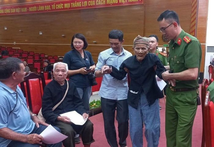 Lực lượng Công an xã phối hợp với các đơn vị liên quan hướng dẫn, hỗ trợ người dân nhằm bảo đảm việc thu nhận mẫu diễn ra nhanh chóng, chính xác và an toàn.