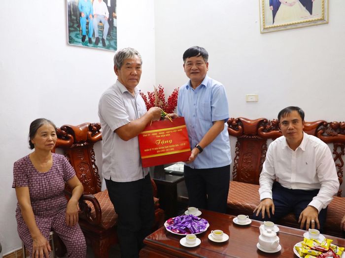Phó Bí thư Thường trực Tỉnh ủy, Chủ tịch HĐND tỉnh Lê Thành Đô thăm, tặng quà ông Nguyễn Văn Ban, người hoạt động kháng chiến nhiễm chất độc hóa học 64%. . Ảnh ĐBP