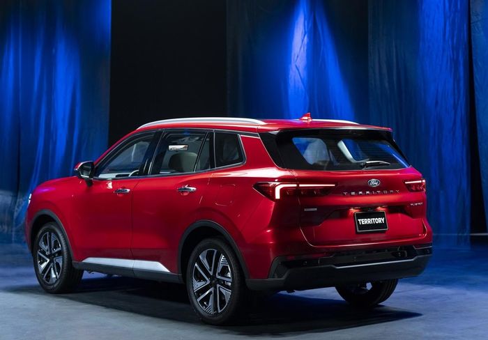 Phía sau Ford Territory Platinum 2026 nổi bật với cản sau sơn đen bóng và logo Platinum. Ảnh: Ford Việt Nam