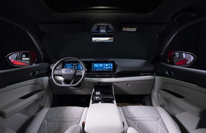 Nội thất Ford Territory Platinum 2026 màu ghi sáng. Ảnh: Ford Việt Nam