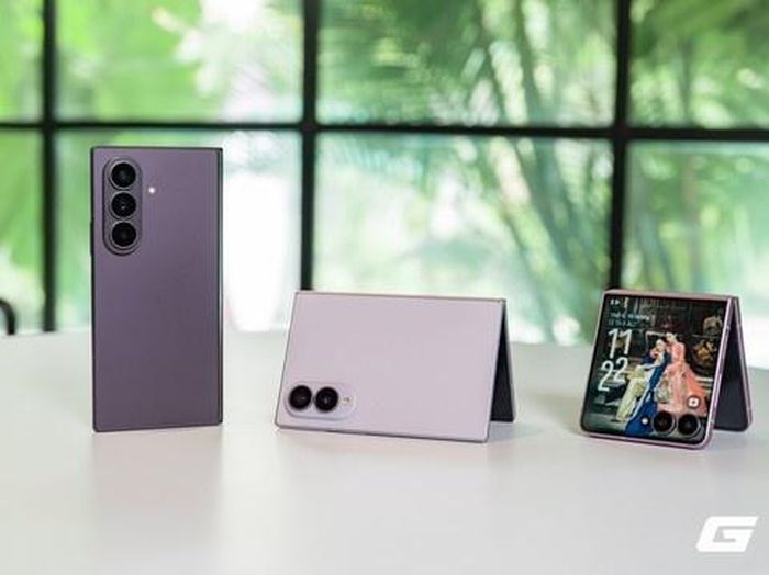 Galaxy Z Fold8 (giữa) bên cạnh Galaxy Z Fold8 Ultra và Galaxy Z Flip8.