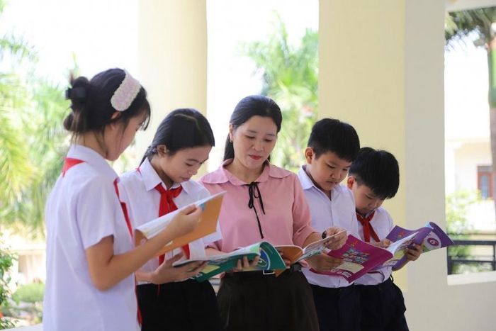Thầy và trò hào hứng đón nhận những cuốn sách trước thềm năm học mới