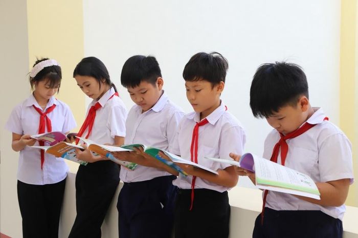 Thầy và trò hào hứng đón nhận những cuốn sách trước thềm năm học mới