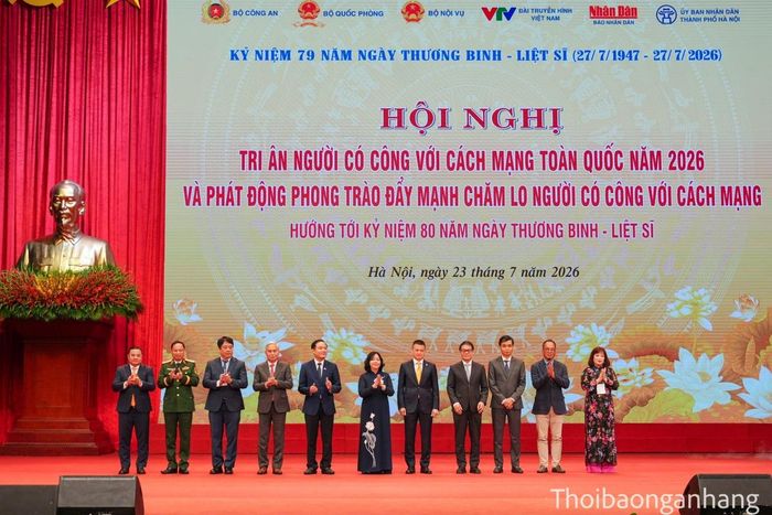 Chủ tịch Ủy ban Trung ương Mặt trận Tổ quốc Việt Nam Bùi Thị Minh Hoài đã thay mặt Trung ương Mặt trận Tổ quốc Việt Nam đã tiếp nhận đóng góp của các tập thể, cá nhân vào công tác tri ân người có công trên toàn quốc