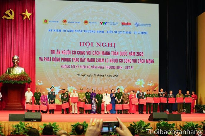 Hội nghị tặng quà tri ân gia đình những người có công