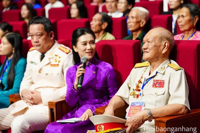 Phần giao lưu của chương trình với Đại tá Nguyễn Hữu Tài (97 tuổi), cán bộ tiền khởi nghĩa, Nguyên Cục trưởng Cục Quân huấn, Bộ Tổng Tham mưu.